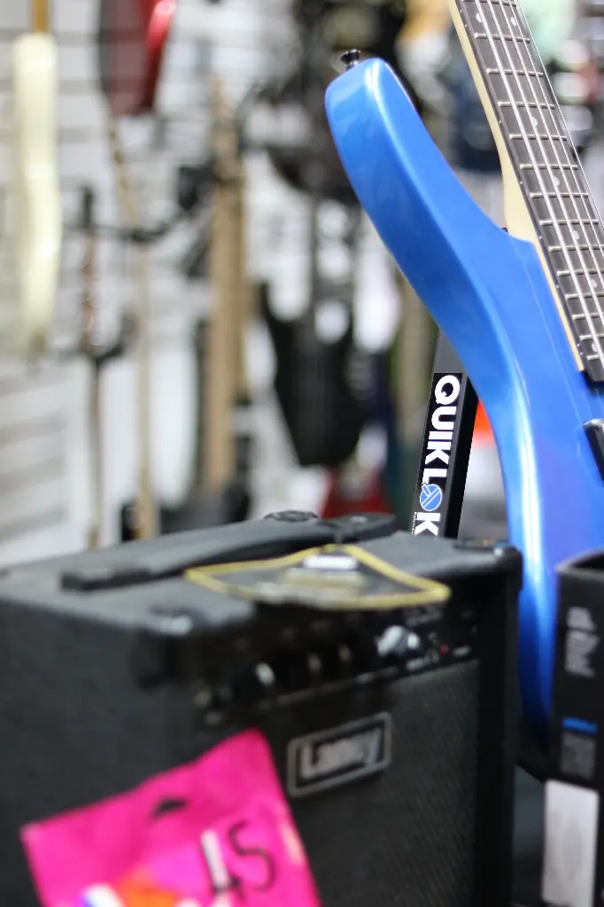 Bajo de 5 cuerdas SEBS5HJ-MBO, Amplificador LX15B, Cuerdas RB45-5, Afinador T-23, Base GS/438-BB, Cable RKSI/200-6 