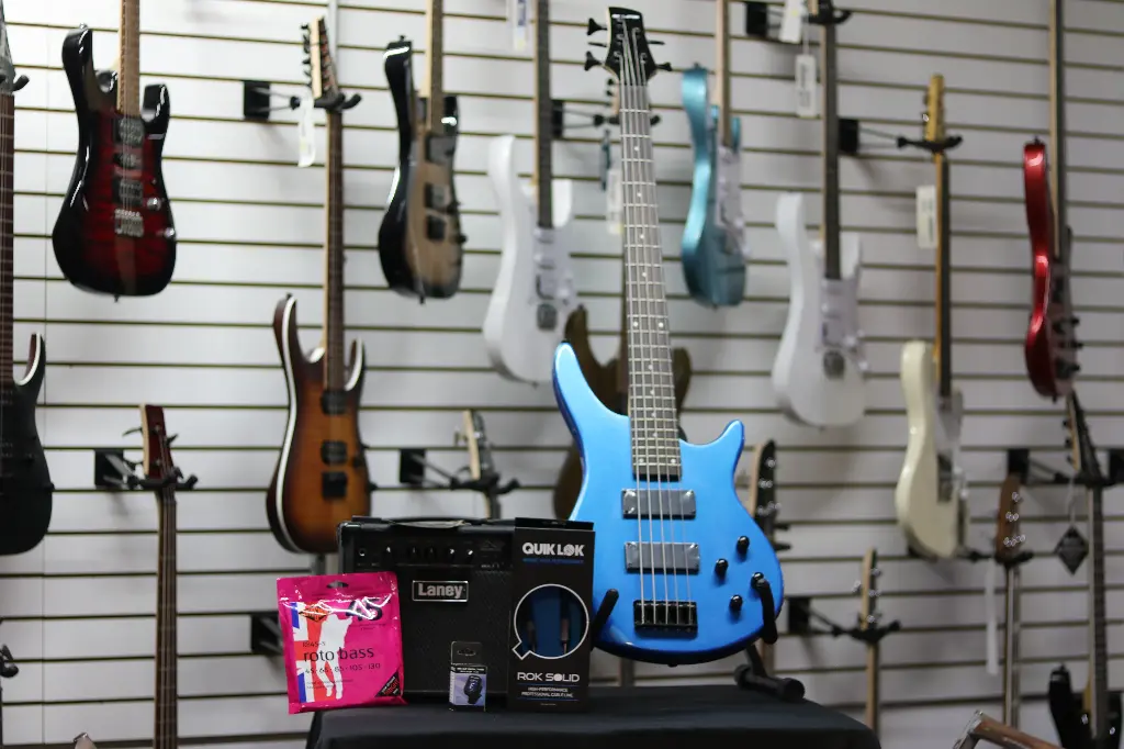 Bajo de 5 cuerdas SEBS5HJ-MBO, Amplificador LX15B, Cuerdas RB45-5, Afinador T-23, Base GS/438-BB, Cable RKSI/200-6 